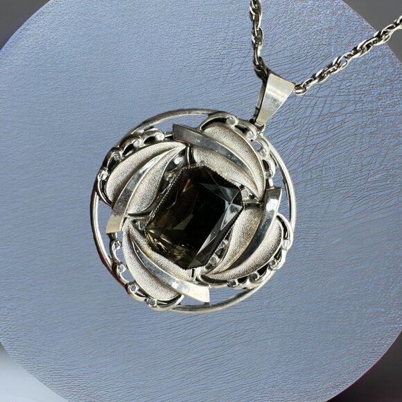 Unbranded Jewelry - VTG simulated sapphire stone silvertone metal pendant 2,5 “ w/ necklace 24”